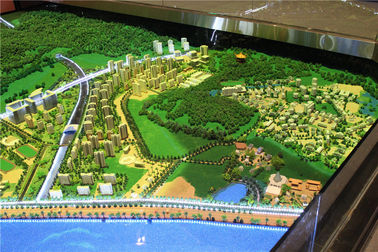 Modelo diminuto da cidade da grande escala para a base de madeira da placa do planeamento urbano